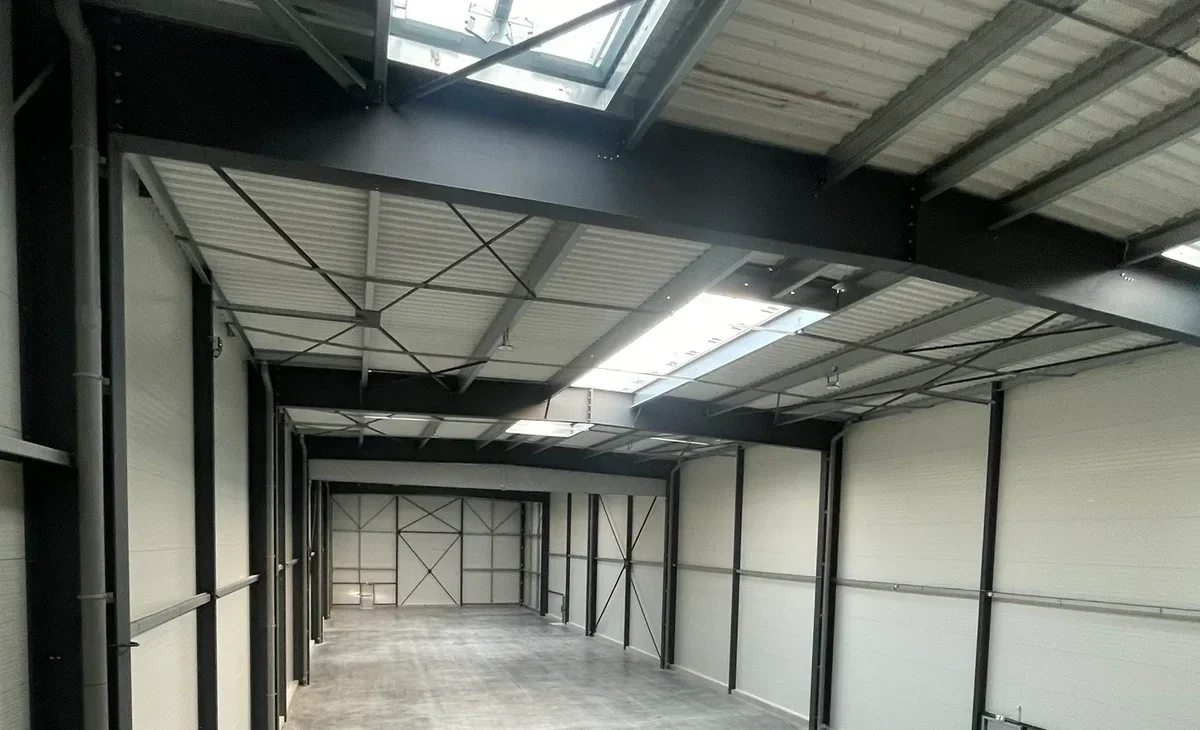 Intérieur d’un bâtiment métallique